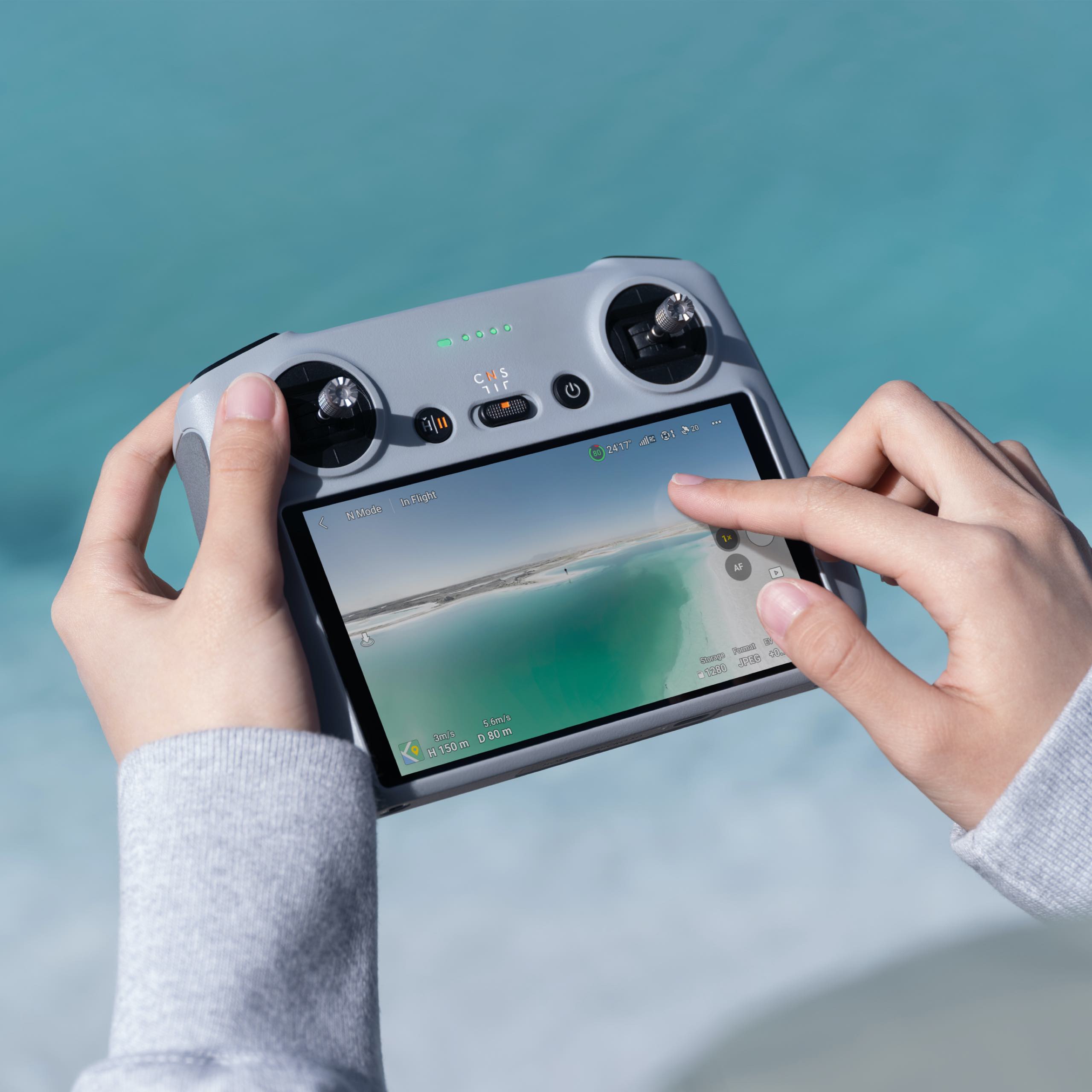 Fotografia originale DJI del radiocomando DJI RC RM330 utilizzato con le mani